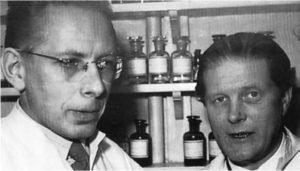 Zdj.1. Jacobsen (po prawej) i Hald w laboratorium Medicinalco, około roku 1950.